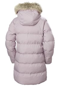Světle fialová péřová bunda s kapucí lemovanou kožešinou, má prošívané části a délku do poloviny stehna. Měkká textura a izolační design.