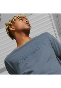 Puma ESS ELEVATED - Camiseta estampada - grau