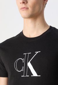 Calvin Klein Jeans OUTLINE MONOLOGO TEE - T-shirts print - black