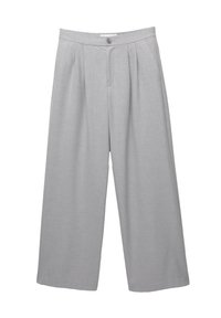Pantalon gris à jambes larges avec un pli sur le devant, fabriqué en tissu léger. Présente une fermeture à bouton et un design épuré et ajusté.