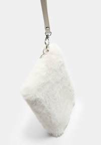 Bijela torbica od umjetnog krzna s glatkim, pravokutnim oblikom. Ima bež trakicu i srebrne dijelove za povezivanje. Mekana tekstura kroz cijelu torbicu.