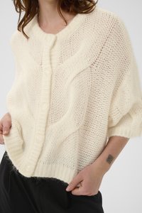 Πλεκτή κρέμα ζακέτα με υφασμάτινο μοτίβο, κουμπιά μπροστά, ριμπ γιακά και τελείωμα, και κοντά μανίκια,  κατασκευασμένη από μαλακό, αφράτο υλικό.