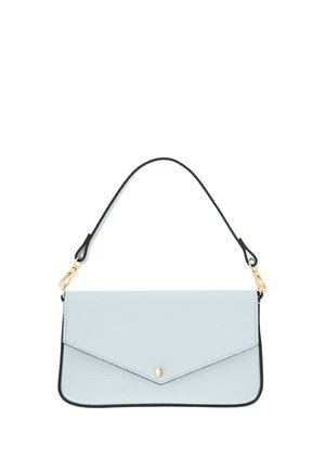 Jasnoniebieska skórzana torebka z czarną lamówką, klapką w stylu koperty z złotym guzikiem oraz krótkim czarnym uchwytem ze złotymi zapięciami.