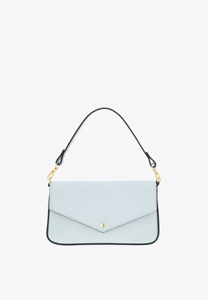 Jasnoniebieska skórzana torebka z czarną lamówką, klapką w stylu koperty z złotym guzikiem oraz krótkim czarnym uchwytem ze złotymi zapięciami.