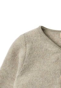 Cardigan in morbido pile beige con scollatura rotonda a coste e cucitura visibile sulla spalla, mostrato dalla parte superiore anteriore.