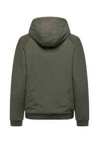 Olivengrønn hettejakke med en glatt tekstur, som har ribbede mansjetter og kant, samt quiltede detaljer på skuldrene.