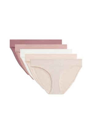 Milieu du corps d'une personne portant un sous-vêtement bikini en coton de couleur mauve sur un fond clair uni.