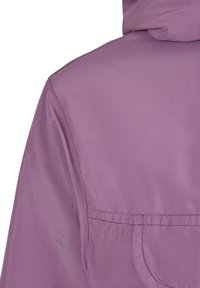 Läheltä kuvattu violetti satiinitakki, jossa näkyy olkaimen sauma ja osittain selkäkaistaleen ompelutiedot.