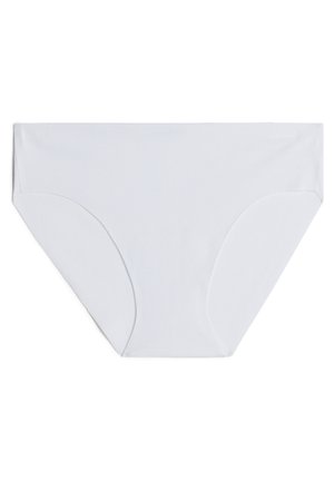 Witte katoenen bikinionderbroek, met een gladde textuur, zachte zijkanten en een klassieke snit zonder zichtbare naden of patronen.