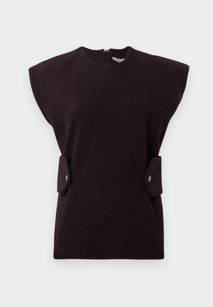 Top lavorato a maglia color marrone scuro con colletto alto, design a spalle larghe e tasche frontali con patta e chiusura a scatto. Il tessuto testurizzato aggiunge profondità.