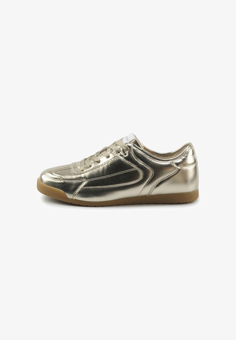 Sneaker metalic aurii cu un finisaj neted, design cu sireturi, vârf rotunjit și talpă din cauciuc. Prezintă accente subtile de cusătură.