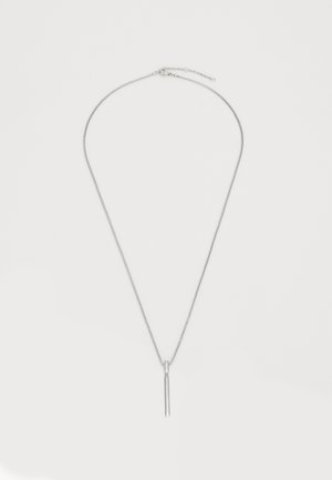 Zilveren halsketting met een dunne, langwerpige hanger die hangt aan een delicate schakel. Heeft een eenvoudig, minimalistisch ontwerp.