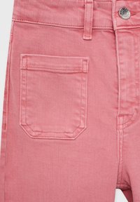 Shorts en denim rose avec une poche à patch en forme octogonale, des détails de rivet et des coutures à plat pour plus de durabilité.
