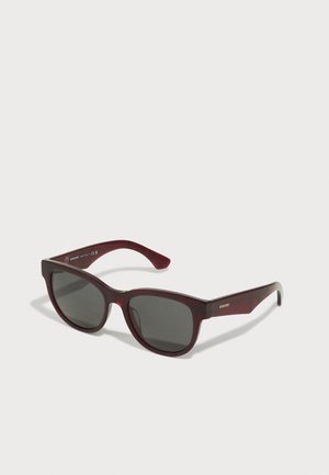 Gafas de sol burdeos con lentes oscuros, montura rectangular y patillas delgadas; presentan una marca dorada en el brazo y un acabado brillante.
