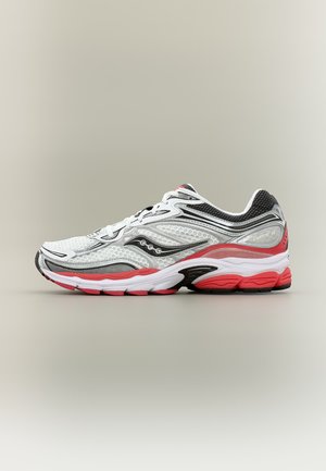 Pantof de alergare din plasă albă și roșie cu accente negre și talpă groasă amortizată, prezentat în profil lateral pe un fundal neutru.