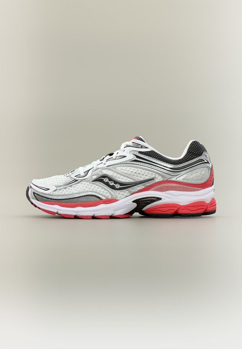 Λευκό και κόκκινο πλεκτό παπούτσι για τρέξιμο με μαύρες λεπτομέρειες και παχιά μαξιλαρωτή σόλα, εμφανίζεται σε πλευρικό προφίλ σε ουδέτερο φόντο.