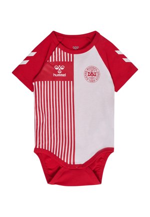 Czerwono-białe body niemowlęce z półpionowymi paskami, logo Duńskiego Związku Piłki Nożnej, logo marki hummel oraz zatrzaskami na dole.