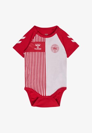 Czerwono-białe body niemowlęce z półpionowymi paskami, logo Duńskiego Związku Piłki Nożnej, logo marki hummel oraz zatrzaskami na dole.