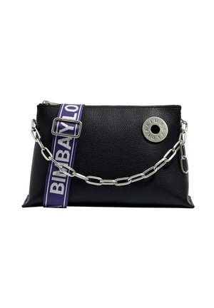 Pochette en cuir noir texturé avec chaîne argentée et bandoulière violette réglable libellée "BIMBA Y LOLA", avec un emblème de logo rond argenté.