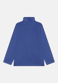 Maglia a maniche lunghe blu con collo alto, con il testo "AEROREADY" sulla parte superiore della schiena, mostrata piatta su uno sfondo bianco.