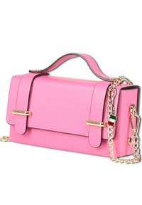 Rechteckige rosa Handtasche mit goldfarbenen Beschlägen, Obergriff und abnehmbarer goldener Kette, die einen kleinen Fähnchenschlüsselanhänger besitzt.