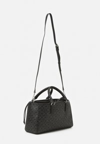Černá kabelka z texturovaného materiálu, s nastavitelným ramenním popruhem, dvěma horními úchyty a celoplošným vzorem s logem.