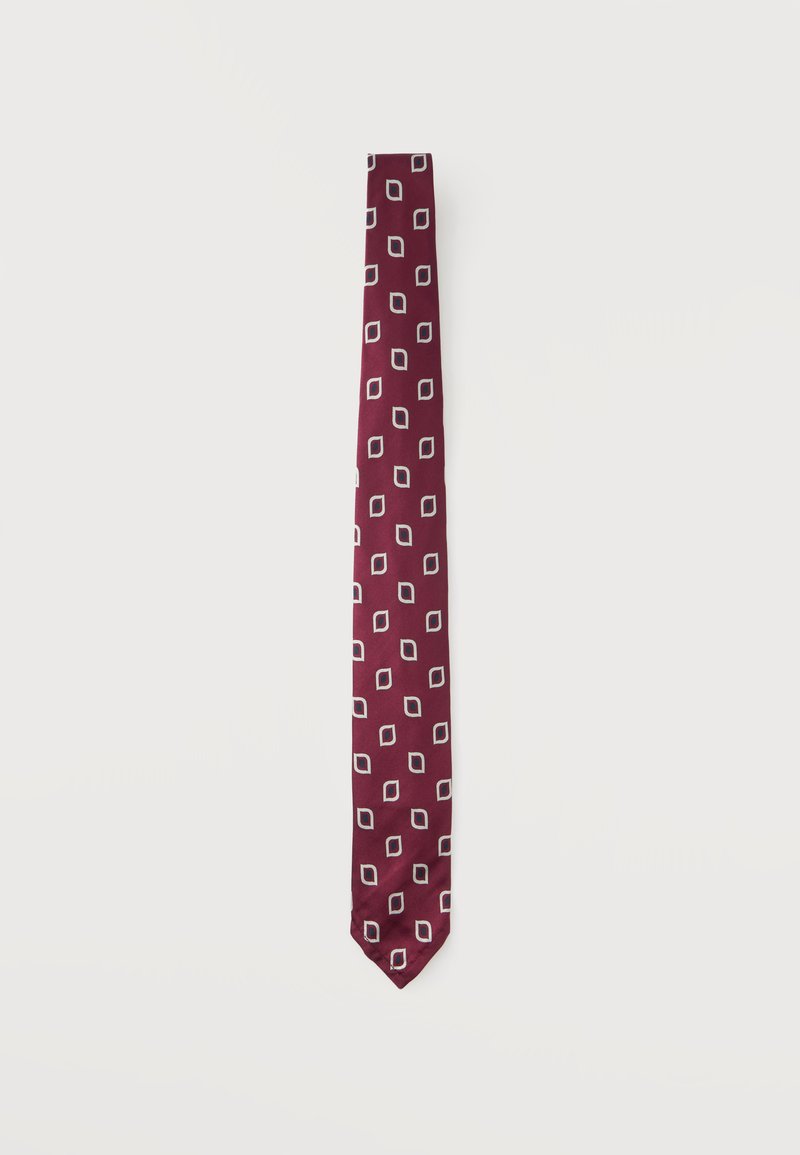 Cravate fine bordeaux avec un motif répétitif de formes géométriques blanches sur un fond clair uni.