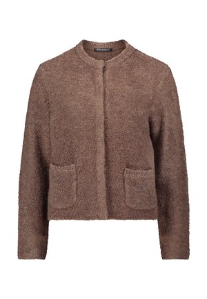Brązowy sweter z teksturowanej dzianiny, z długimi rękawami, okrągłym dekoltem, bocznymi kieszeniami i bez widocznych guzików czy zamka.