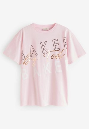 Lyserød bomulds-t-shirt med iøjnefaldende sort og hvid tekst 'BAKER' med en metallisk rosaguld-accents. Korte ærmer og afslappet pasform.