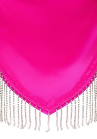Het rosa satin tyg med en triangulär form. Kanten prydd med silverfärgade paljetter som skapar en texturerad kontrast.