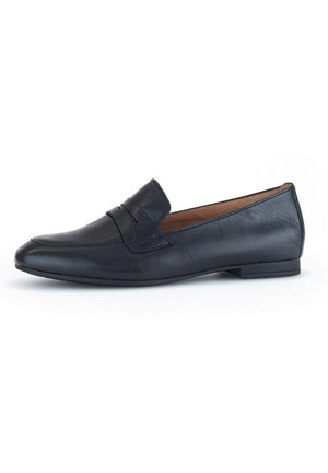 Sorte læder slip-on loafers med lav hæl og penny strap detalje, designet til formelt eller afslappet brug.