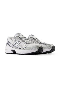 Pantofi sport gri și albi din material mesh și sintetic, cu vârf rotunjit, sistem de închidere cu șireturi și talpă din cauciuc negru cu tracțiune.