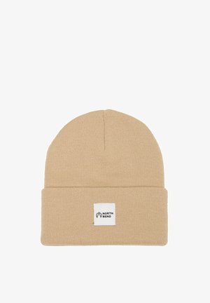 Beige strikket hue med opslået kant, der har et hvidt mærke med "NORTH BEND." Enkel design med blød tekstur og tætsiddende form.