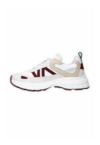 Sneaker bianco con dettagli rossi e beige, tomaia testurizzata e una suola bianca spessa. Presenta un design con lacci e un tallone in verde scuro.