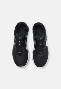 Nike Performance W NIKE REVOLUTION 6 FLYEASE - Apavi skriešanai pa asfaltu - black/white/dark smoke grey/cool grey
