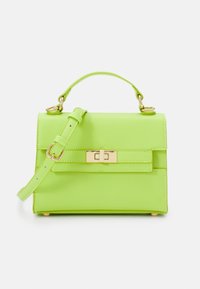 Groene handtas van nepleer met gouden beslag, gestructureerd ontwerp, bovenhengsel, verstelbare riem en een voorflap met een sluiting.