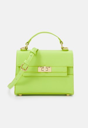 Vihreä keinonahkainen käsilaukku, jossa on kullanväriset metalliosat, jämäkkä muotoilu, kädensija, säädettävä olkahihna sekä etukansi, jossa on lukko.