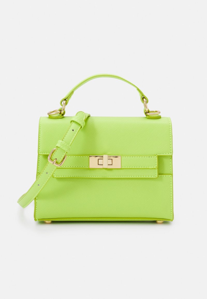 Groene handtas van nepleer met gouden beslag, gestructureerd ontwerp, bovenhengsel, verstelbare riem en een voorflap met een sluiting.