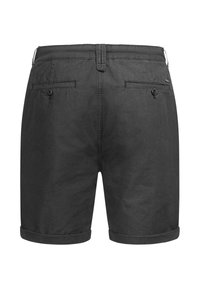 Schwarze Baumwollkurzshorts mit umgeschlagenem Saum, zwei Gesäßtaschen und Gürtelschlaufen. Glatte Textur mit minimalen Hardwaredetails.