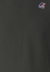 T-shirt in cotone verde scuro con un piccolo logo K-Way sulla parte superiore sinistra. Il tessuto è liscio con una leggera lucentezza.
