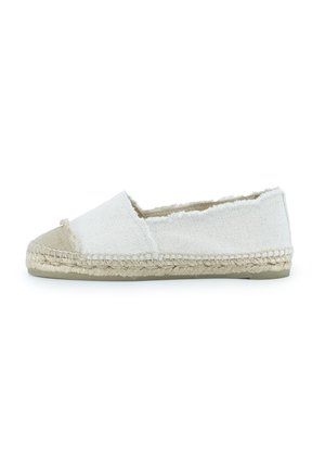 Espadrille blanche à semelle plate avec une tige en tissu texturé et un capuchon de orteil en toile beige. Dispose d'une semelle en jute tressé avec une base en caoutchouc léger.