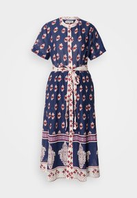 Mørkeblå kjole med blomsterdesign i rødt og hvitt, korte ermer, knapplukking foran, og et matchende belte i midjen.