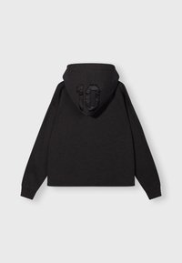 Zwarte hoodie met een ontspannen ontwerp, kangoeroe-pocket en een gestructureerd "10" embleem op de capuchon aan de achterkant. Gemaakt van zachte, comfortabele stof.
