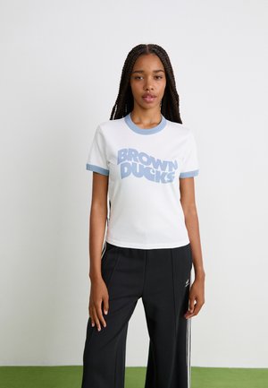 DUCKS RINGER  - T-shirts med print - white/dusty ice
