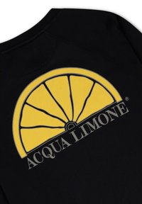 Svart sweatshirt med en stor grafisk bild av en gul citronskiva med svarta linjer, och texten "ACQUA LIMONE" i fet stil nedanför.