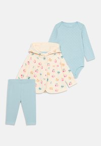 Dreiteiliges Baby-Outfit bestehend aus einem hellblauen Langarmbodysuit mit weißen Punkten, einer blumenmusternden cremefarbigen Kapuzenjacke und hellblauen Leggings.