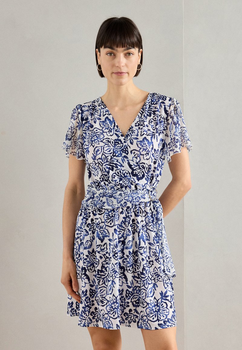 Robe portefeuille florale en bleu et blanc avec de courtes manches à volants, un décolleté en V et une ceinture en tissu assorti, présentant une texture légère et à motif.