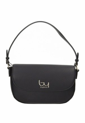 Borsa a tracolla in pelle nera con patta curva e logo "byblos" argentato centrato sul davanti, dotata di una tracolla regolabile singola.