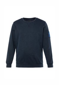 Felpa girocollo blu navy in misto cotone, con polsini e orlo a costine, e con una patch blu del logo sulla manica sinistra.