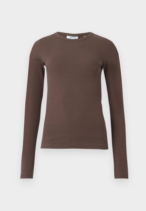 Brun langermet ribbestrikket t-skjorte med rund hals og slim fit. Laget av et mykt, elastisk stoff for komfort.